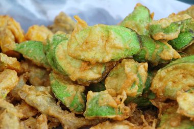 Kızarmış patlıcan omlet sokak gıda lezzetli