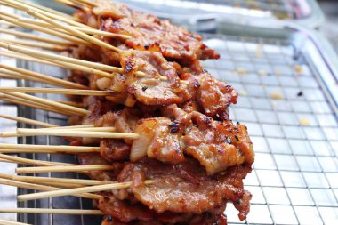 belgili tanımlık çarşı içinde kavrulmuş domuz eti lezzetlidir