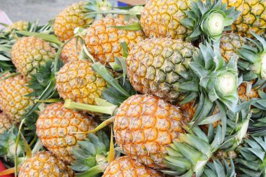 Taze ananas sokak yemeklerinde lezzetlidir.