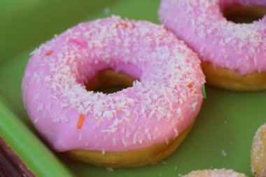 bir sürü donut ve çilek reçeli