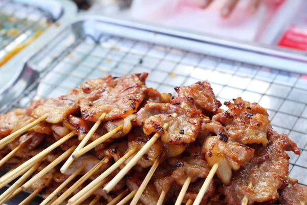 Cerdo asado es delicioso en el mercado —  Fotos de Stock