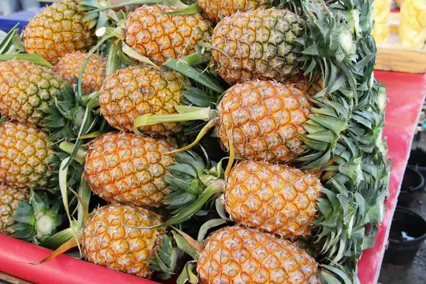 L'ananas frais est délicieux dans la nourriture de rue — Photo