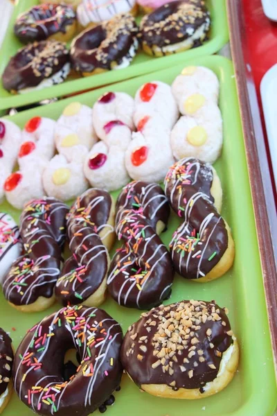 Un montón de donut y mermelada de fresa — Foto de Stock