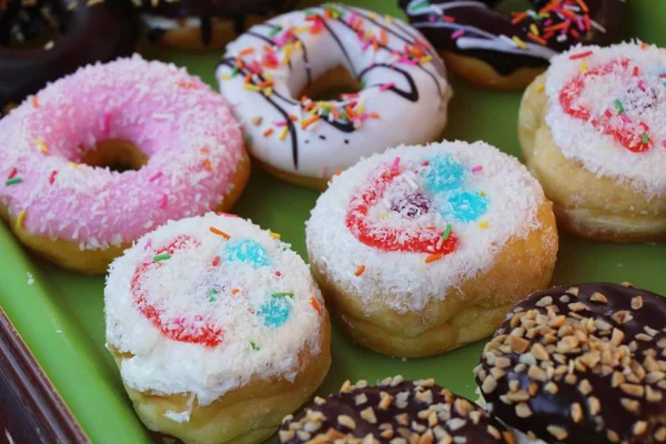 Un montón de donut y mermelada de fresa — Foto de Stock