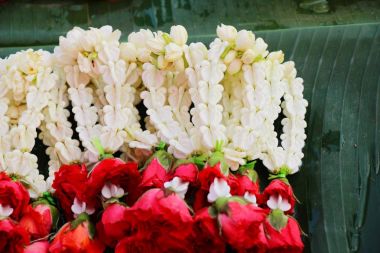 El Yasemin çelenk pazarında Satılık