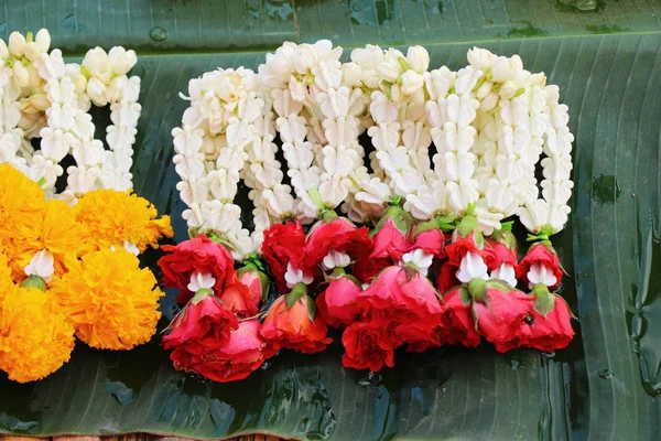 Hand jasmine garlands for sale in market — Stock Photo, Image