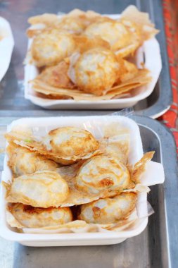 Hindistan cevizi sütü karıştırın şeker ve un, Tay tatlı