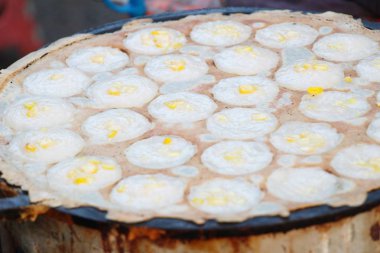 Hindistan cevizi sütü karıştırın şeker ve un, Tay tatlı