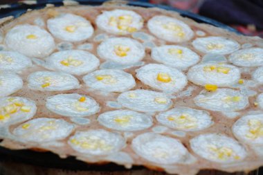 Hindistan cevizi sütü karıştırın şeker ve un, Tay tatlı