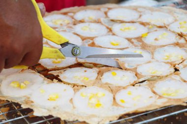 Hindistan cevizi sütü karıştırın şeker ve un, Tay tatlı