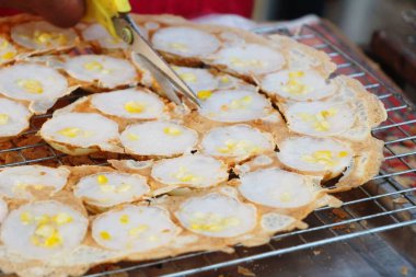 Hindistan cevizi sütü karıştırın şeker ve un, Tay tatlı