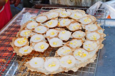 Hindistan cevizi sütü karıştırın şeker ve un, Tay tatlı