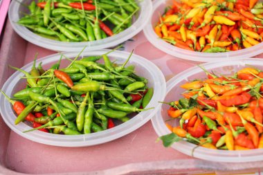 Belgili tanımlık çarşı içinde yemek pişirmek için taze biber