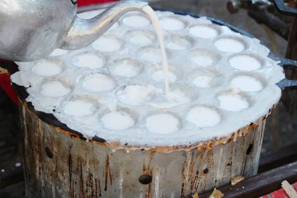 Mleko kokosowe Wymieszać cukier i mąkę, tajski deser — Zdjęcie stockowe