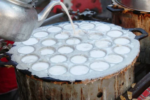 Mleko kokosowe Wymieszać cukier i mąkę, tajski deser — Zdjęcie stockowe