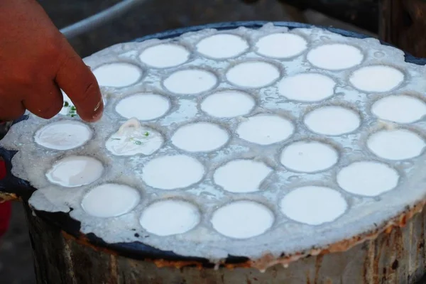 Hindistan cevizi sütü karıştırın şeker ve un, Tay tatlı — Stok fotoğraf