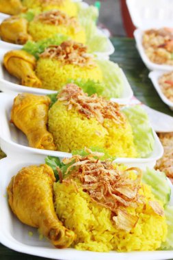 Tavuk biryani pirinç lezzetli ve sos