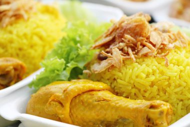 Tavuk biryani pirinç lezzetli ve sos