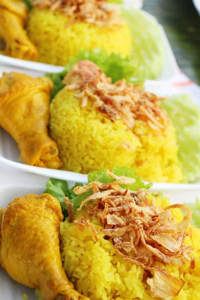 Ayam biryani dengan nasi lezat dan saus — Stok Foto