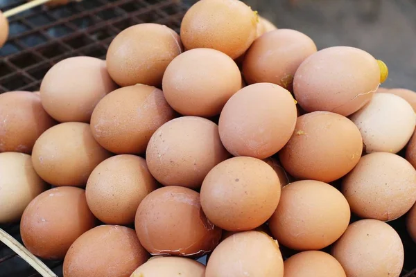 Huevos a la parrilla es delicioso en comida callejera —  Fotos de Stock