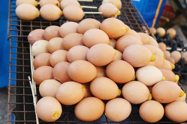 Huevos a la parrilla es delicioso en comida callejera —  Fotos de Stock