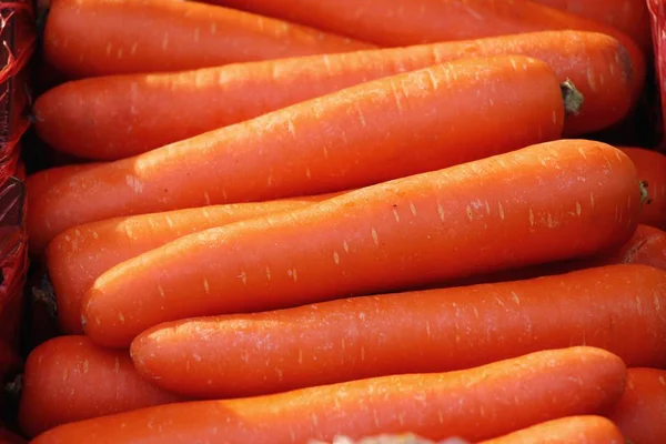 Frische Bio-Karotten auf dem Markt — Stockfoto