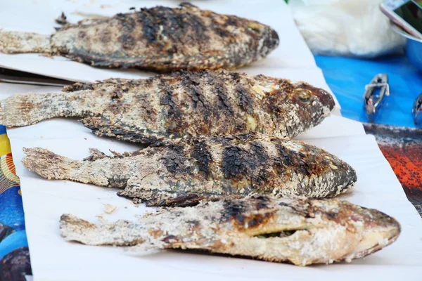 Le poisson grillé est délicieux sur le marché — Photo