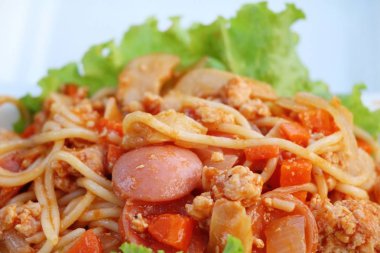 Spagetti sokak gıda lezzetli domuz eti ile