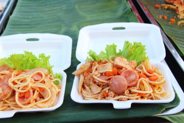 Spagetti sokak gıda lezzetli domuz eti ile