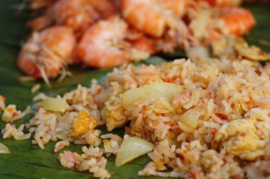 Kızarmış karides sebzeli pirinç lezzetli