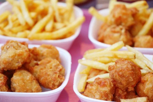 Franse frietjes en gebakken kipnuggets heerlijke — Stockfoto