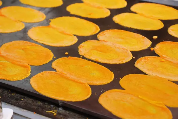 Krokante pannenkoek is heerlijk in straatvoedsel — Stockfoto