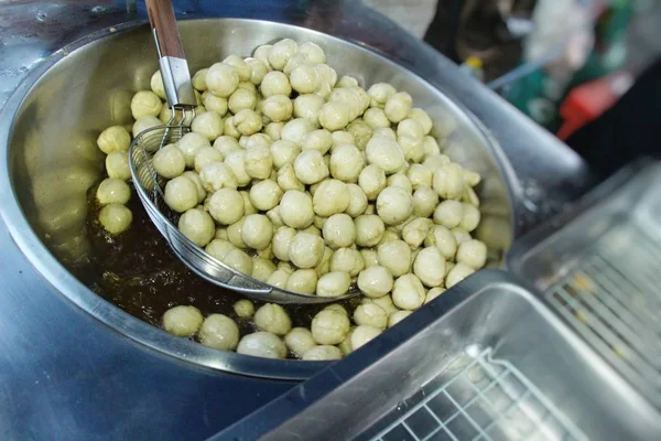 Frittierte Frikadellen schmecken beim Streetfood — Stockfoto