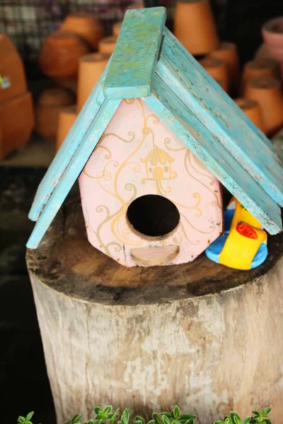 Casa de pájaros de madera con la naturaleza — Foto de Stock