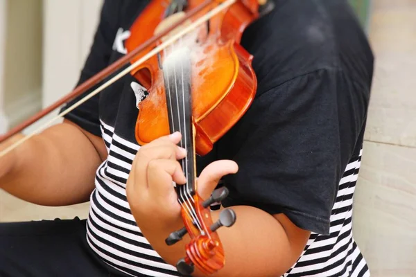Jovem músico tocando violino — Fotografia de Stock