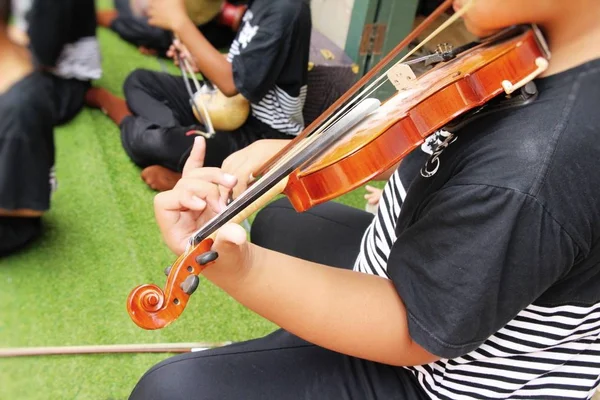 Jeune musicien jouant du violon — Photo