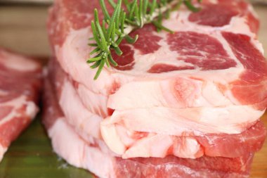 Çiğ domuz biftek tuz ve biber ile