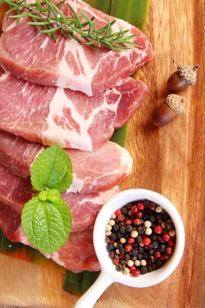 Rauw varkensvlees biefstukken met zout en peper — Stockfoto
