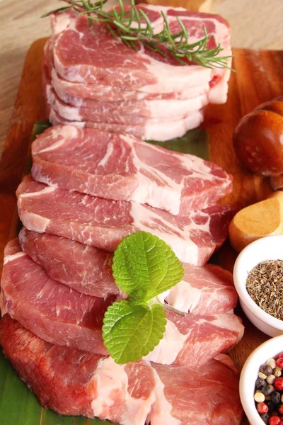 Rauw varkensvlees biefstukken met zout en peper — Stockfoto