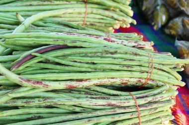 Belgili tanımlık çarşı içinde yemek pişirmek için uzun fasulye