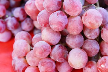 Taze meyve üzümleri sokak yemeklerinde lezzetlidir. 