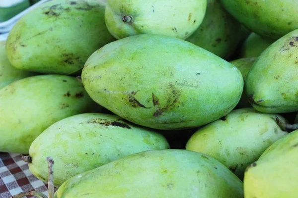 Mangofrüchte auf dem Markt — Stockfoto