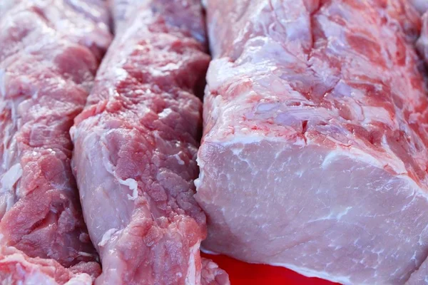 Rauw varkensvlees voor het koken in straatvoedsel — Stockfoto