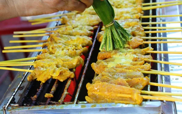 Porco grelhado satay no fogão, comida de rua — Fotografia de Stock