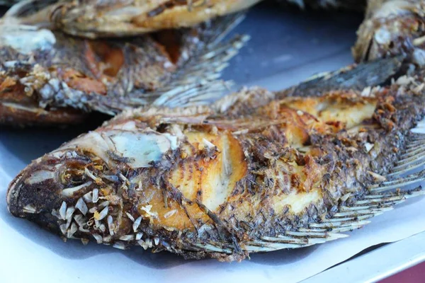 El pescado frito es sabroso en el mercado —  Fotos de Stock