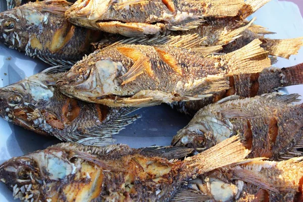 Il pesce fritto è gustoso nel mercato — Foto Stock