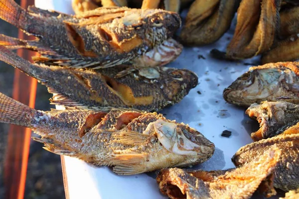 Gebratener Fisch schmeckt auf dem Markt — Stockfoto