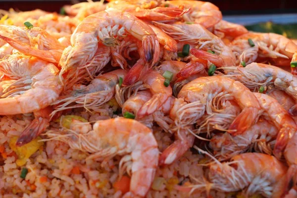 Riz frit aux crevettes aux légumes est délicieux — Photo