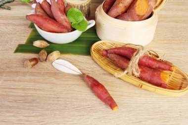 Ahşap arka plan üzerinde lezzetli haşlanmış patates