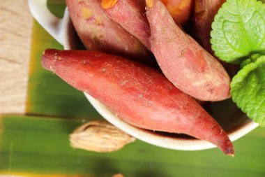 Ahşap arka plan üzerinde lezzetli haşlanmış patates